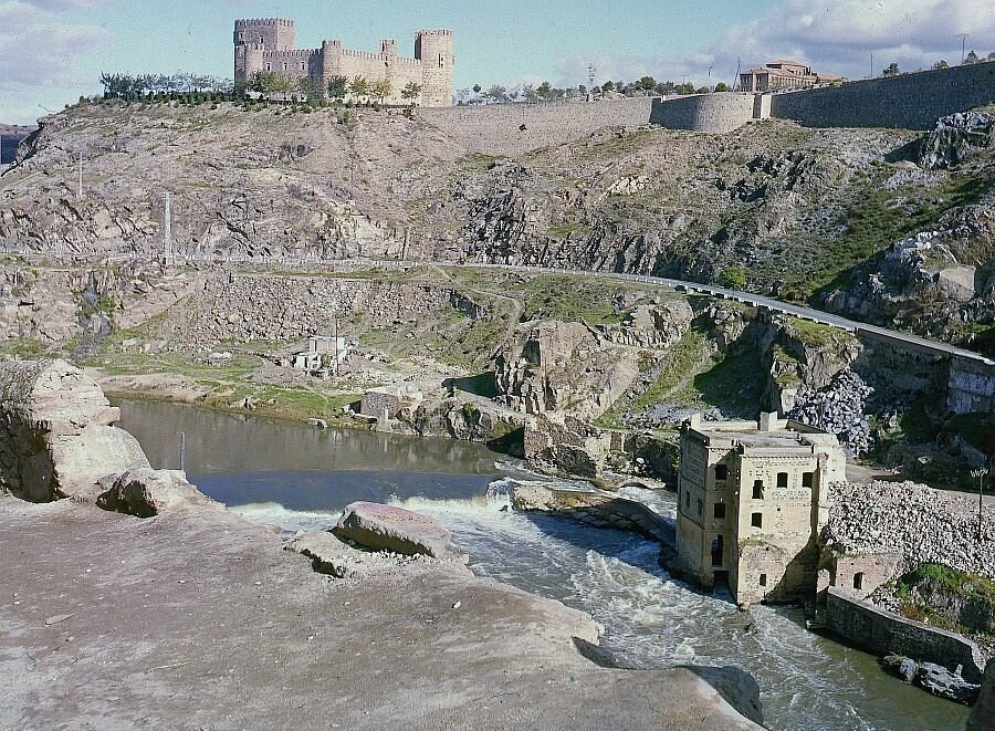 Toledo, Vista del castillo y presa de San Servando