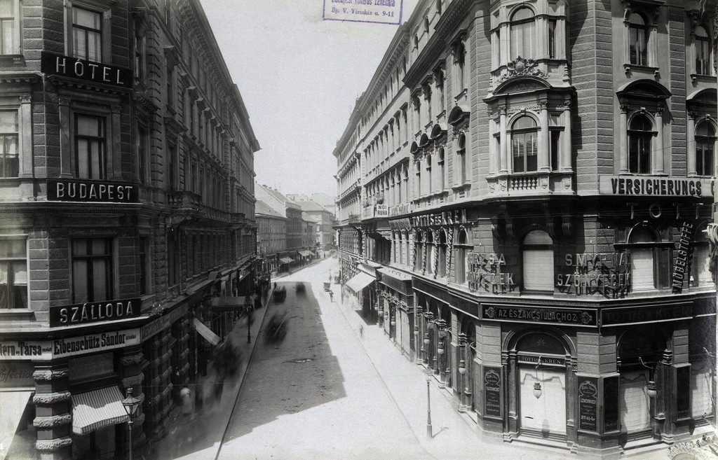 Bécsi utca a Szervita tér felől nézve