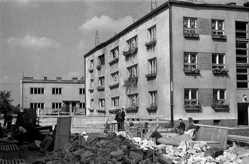 Lejek z niemieckiej bomby zrzuconej przed domem nr 74 przy ulicy Obozowa