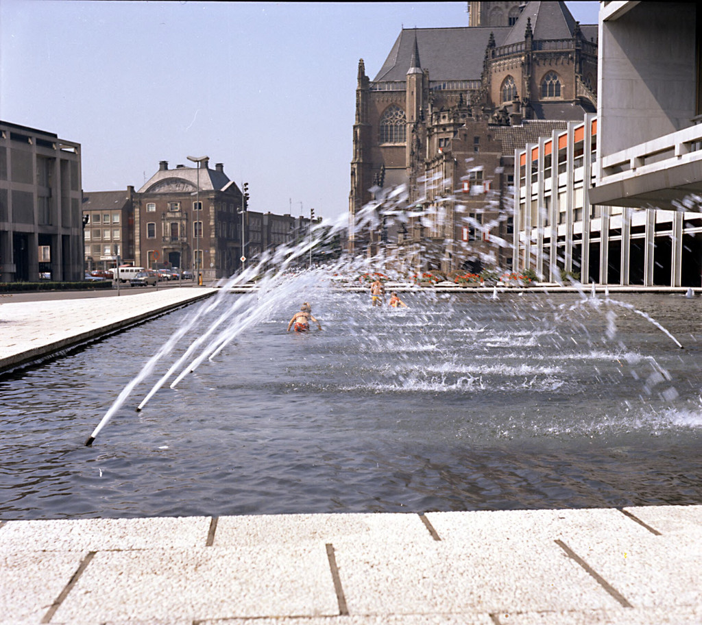 Spuitende fontein voor het stadhuis