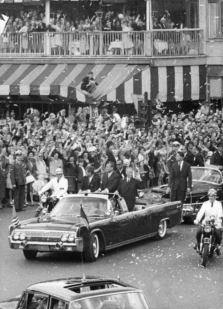 Der amerikanische Präsident John F. Kennedy während der Fahrt im offenen Wagen durch die Stadt