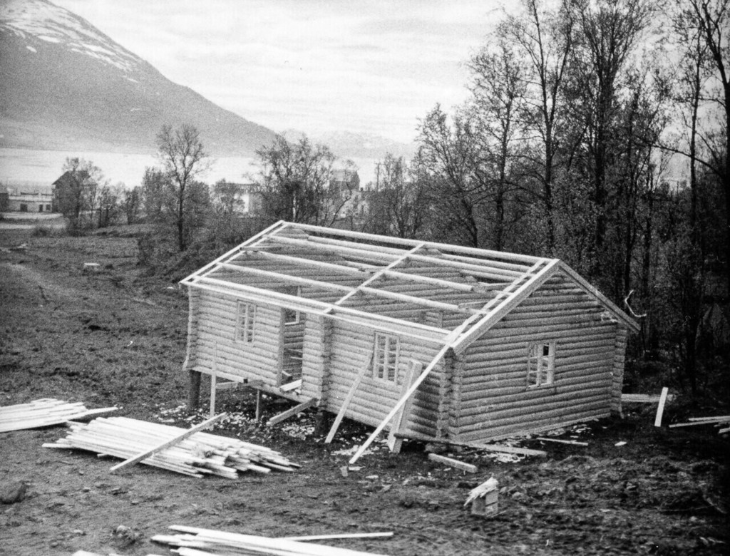 Bygging av laftet demohus under riksmesse i Tromsø