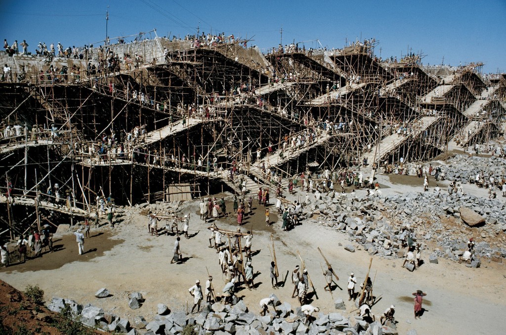 Workers on scaffolding during the construction of the Nagarjuna Sagar Dam