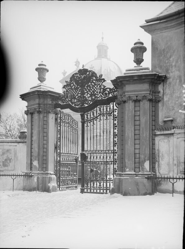 Rennweg 10. Baroque Gate (entrance to the Kirche der Salesianerinnen)