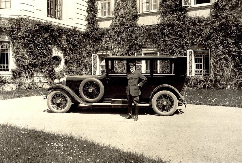 Prezident Masaryk u auta
