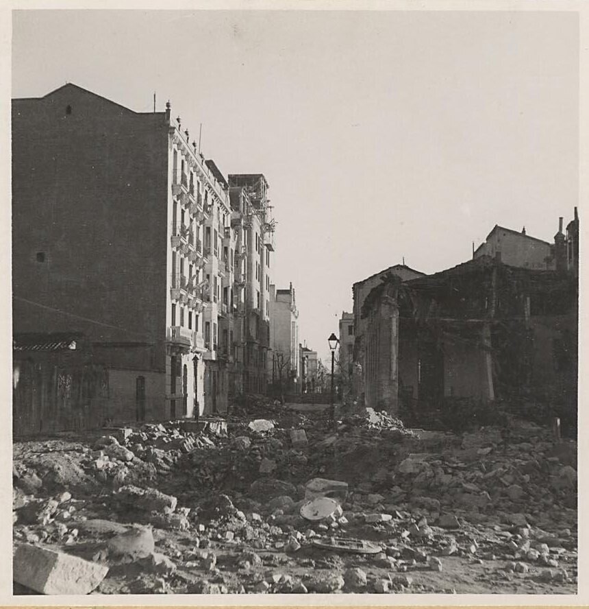 Calle del Tutor despues del bombardeo de la aviacion fascista