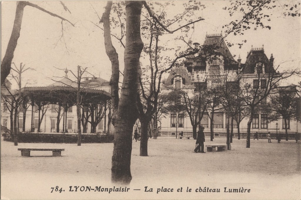 Lyon-Montplaisir - La place et le château Lumière