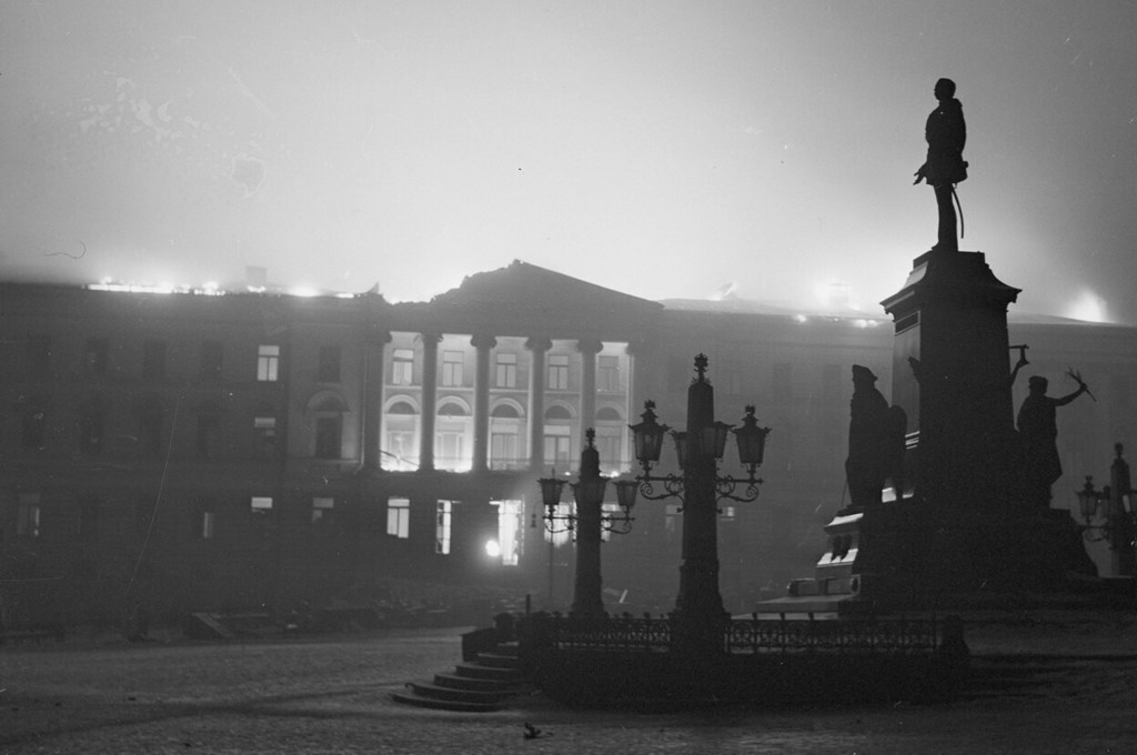 Palava yliopistorakennus Helsingissä Neuvostoliiton lentotiedotuksen jälkeen.
