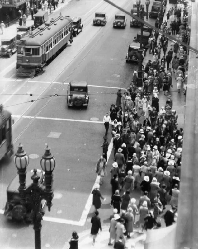 Crowds crossing 8th Street