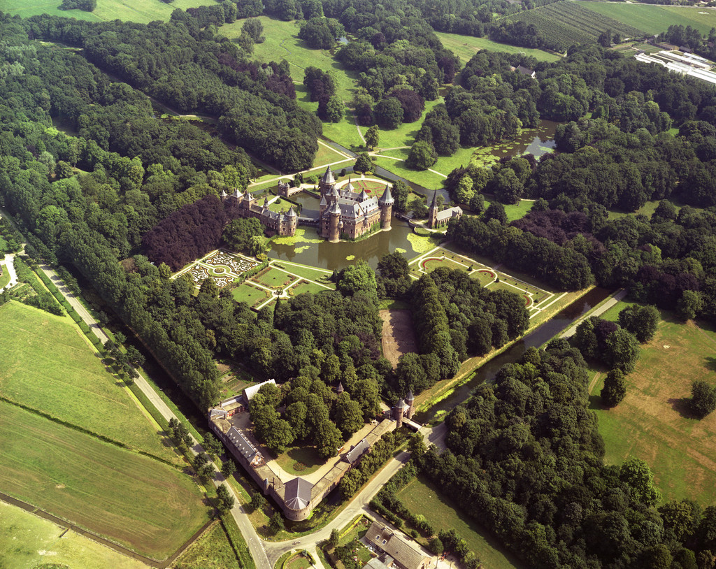 Luchtfoto van het kasteel De Haar, met het omliggende park, uit het zuidwesten