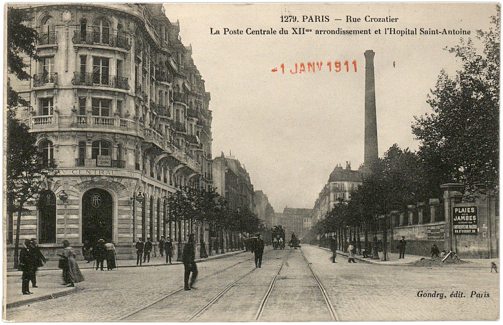Rue Crozatier. La Poste Centrale