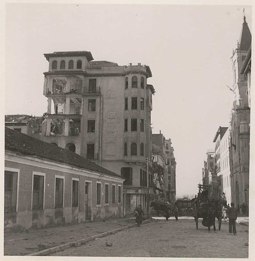 Calle de Rosa de Luna despues del bombardeo de la aviacion fascista