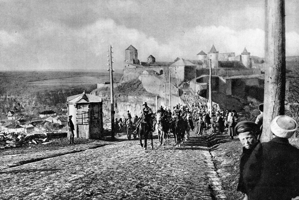 Австро-угорські війська входять в українське місто Кам'янець