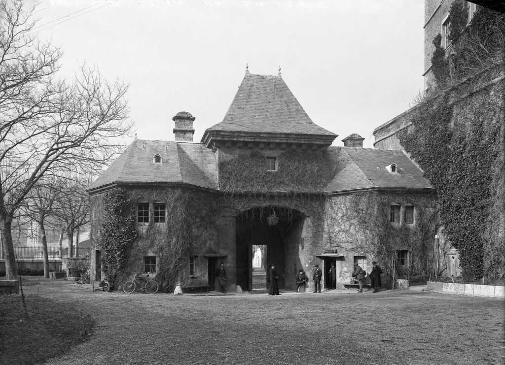 Château de Vizille : porte d'entrée intérieur