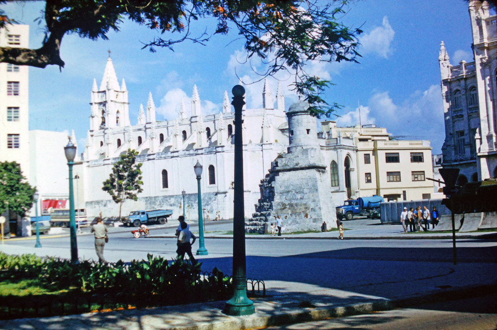 Restos de la Muralla de La Habana. SAU-100 Tank. Iglesia del Santo Ángel Custodio