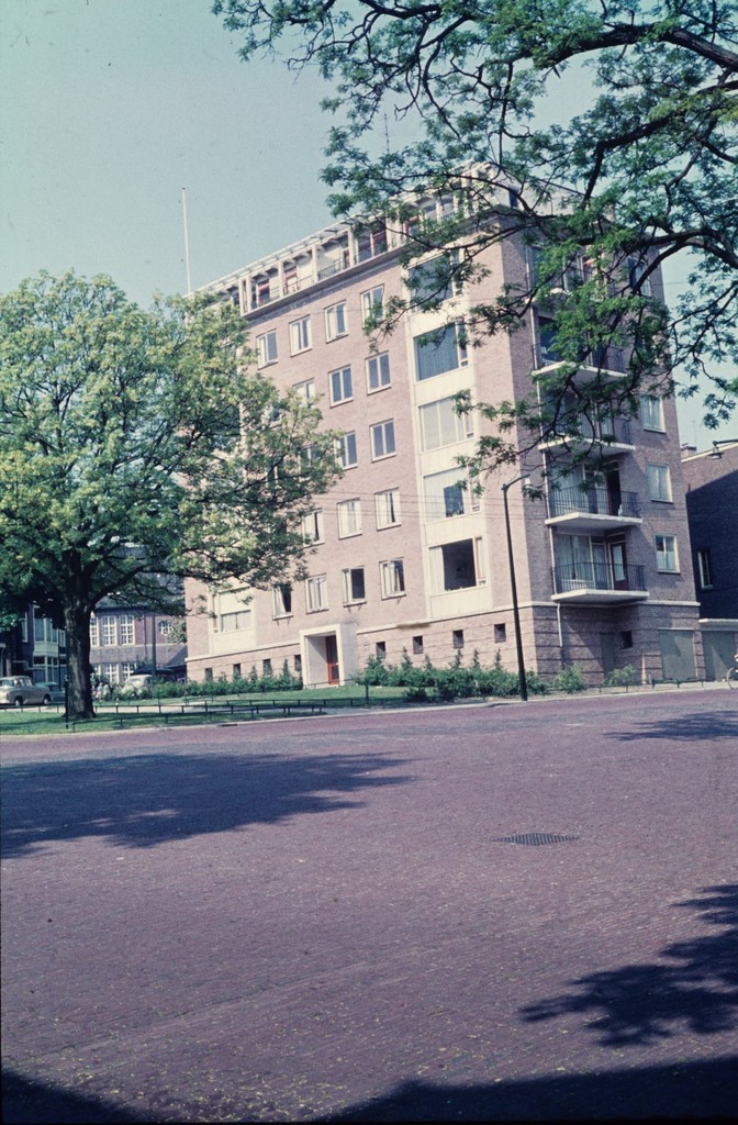 Flats gelegen aan de Bouriciusstraat hoek Sweerts de Landasstraat