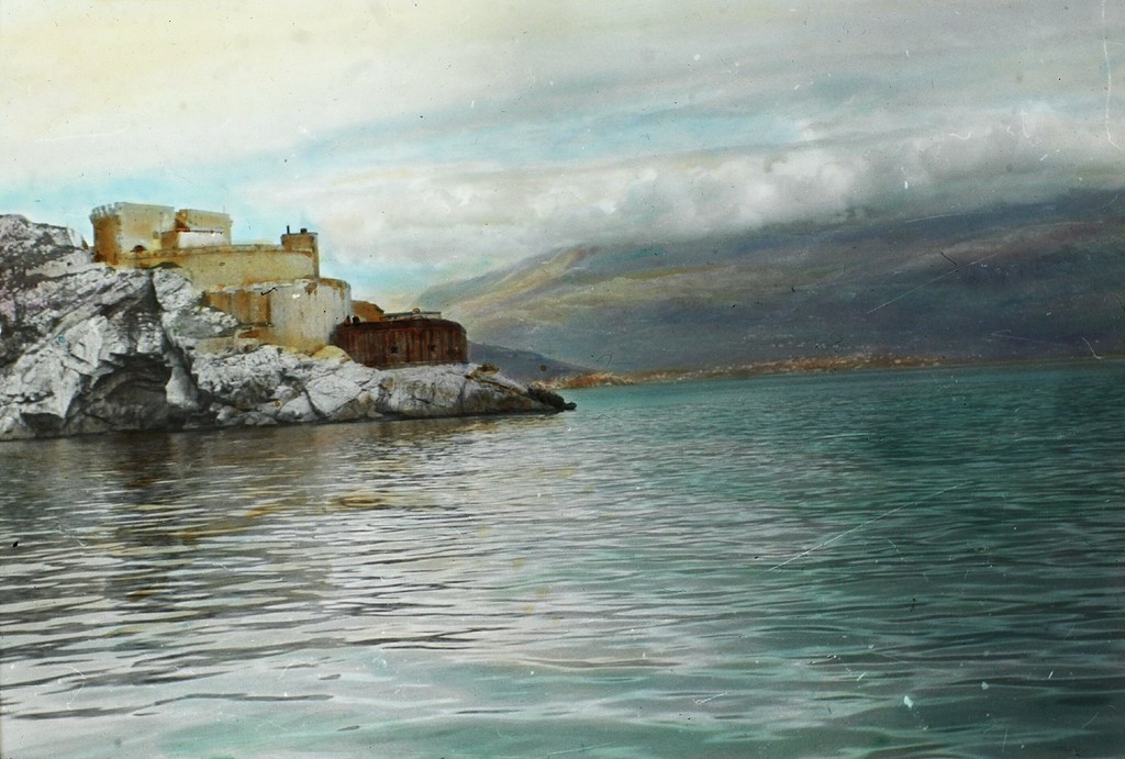 Tvrđava prevlaka u zaljevu u ulazu u Kotor