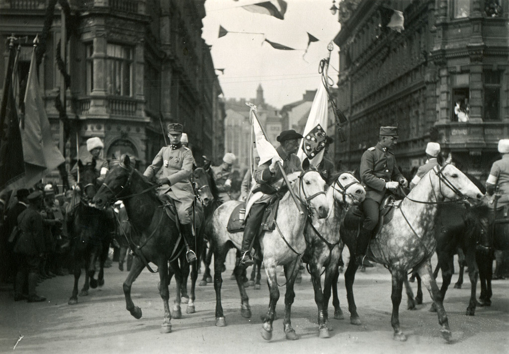 Valkoisten yleisesikunta paraatissa Helsingin Esplanadilla 16.5.1918