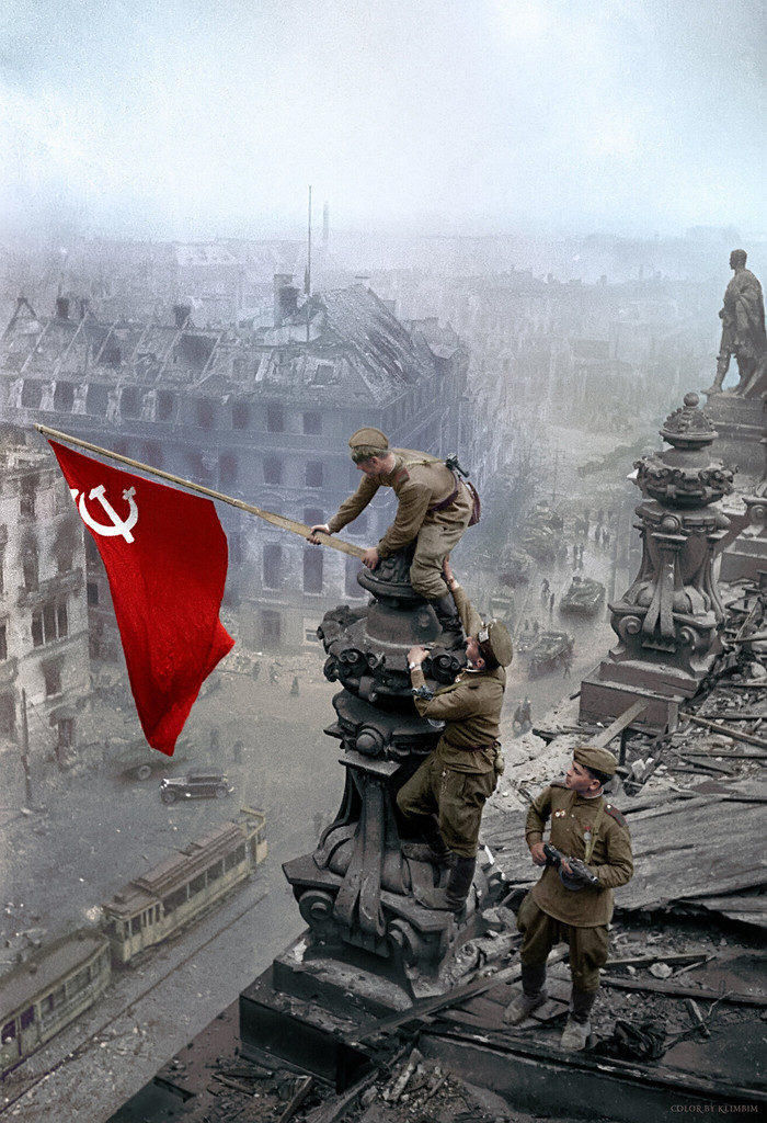 Rotes Banner über dem Reichstag. 2. Mai
