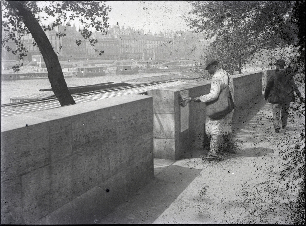 Colleur d'affiche sur les quais de Seine