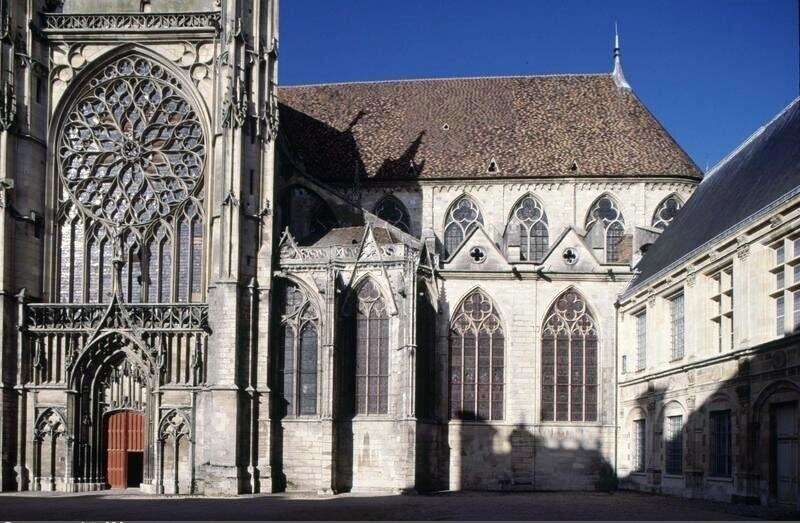 Sens. Cathédrale Saint-Etienne: Partie ouest de la façade sud