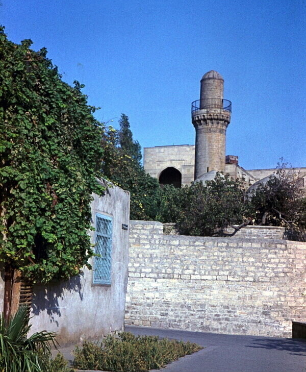 Qala. Şirvanşahlar Sarayı. Şah məscidinin minarəsi