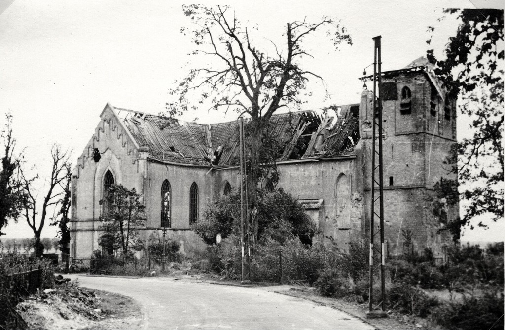Het zwaar beschadigde Oude Kerkje, Benedendorpsweg te Oosterbeek