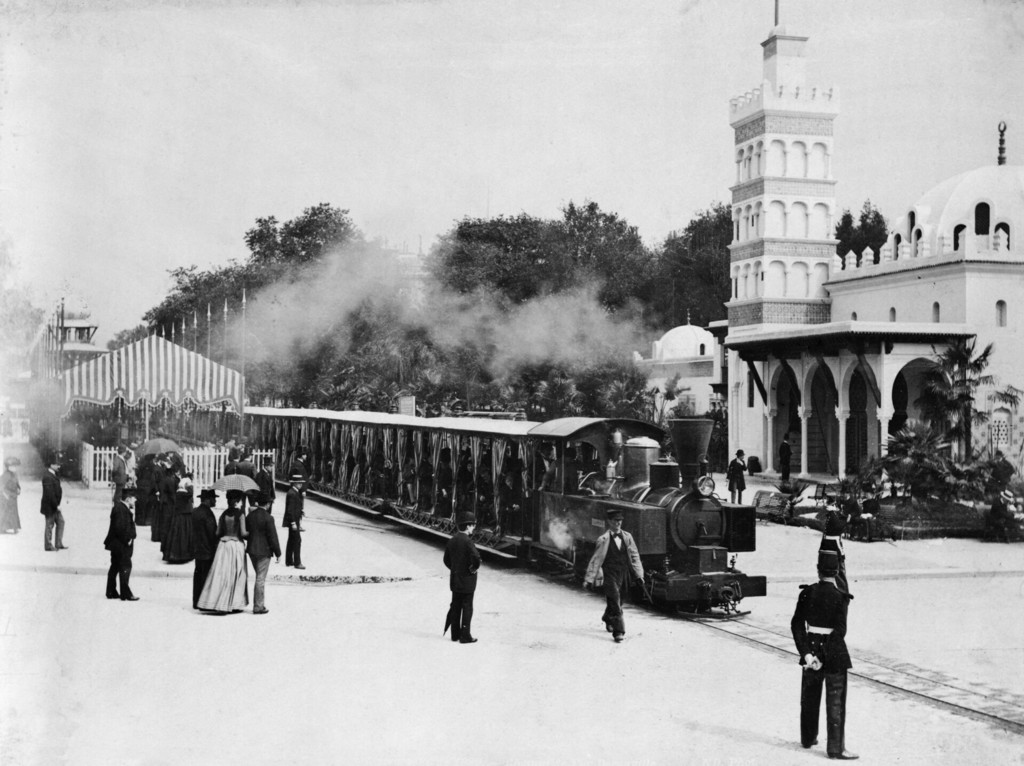 L'exposition universelle de 1889: le Chemin de fer Decauville devant le palais de l'Algérie
