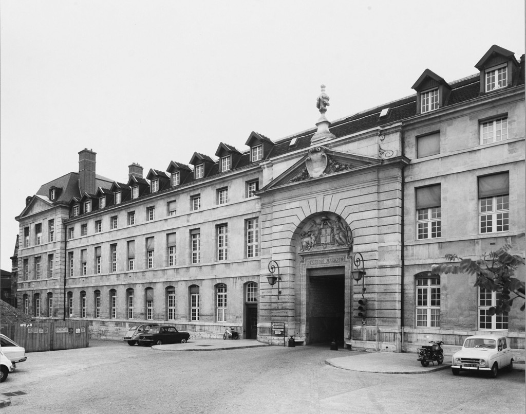 Hôpital de la Salpêtrière. Division Mazarin, passage depuis la cour Saint-Louis
