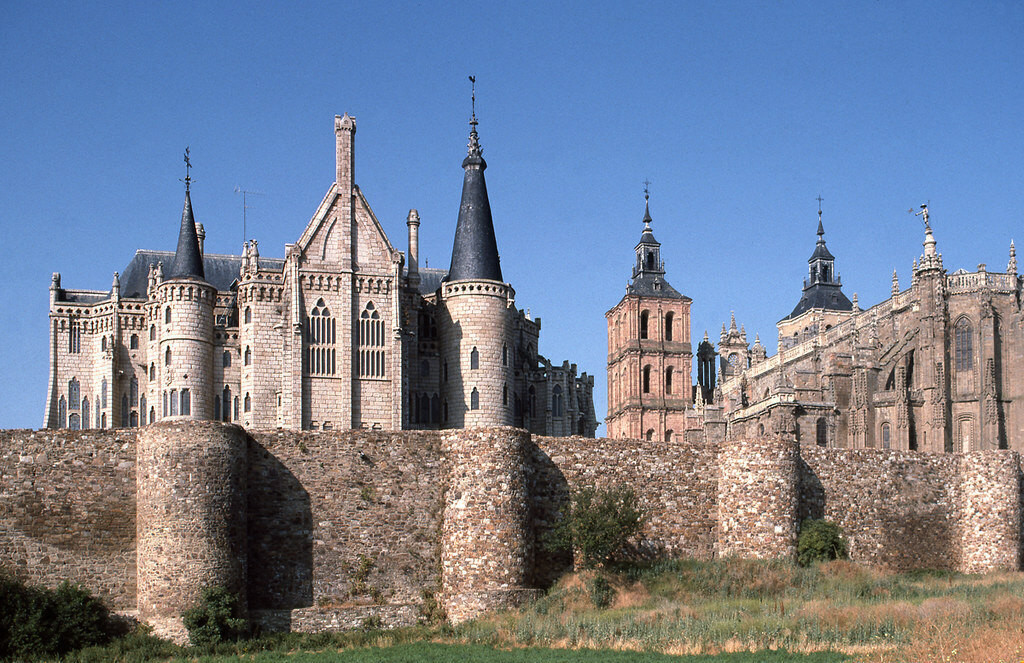 Astorga, Palacio Episcopal y muralla medieval