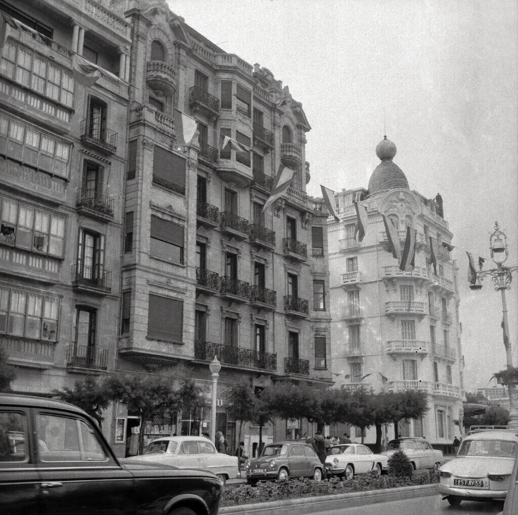 San Sebastián. Edificio de viviendas de la Avenida esquina calle Easo