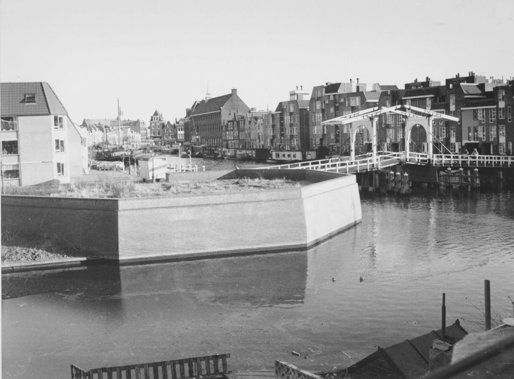 Gezicht op het Galgewater met rechts de Rembrandtbrug