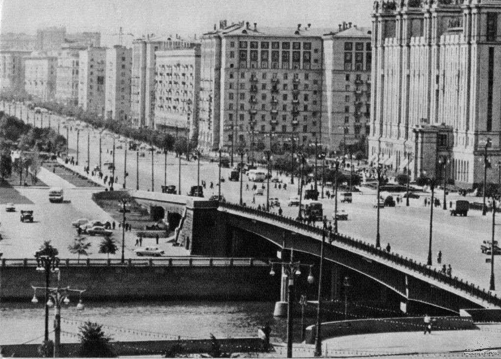 Вид на начало Кутузовского проспекта