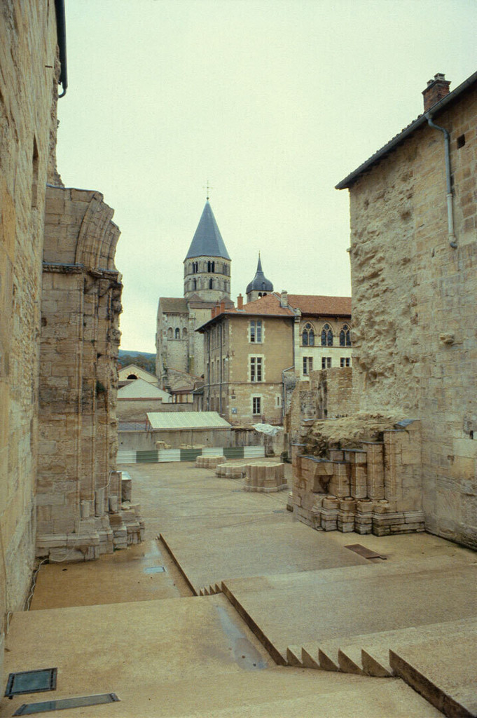Abbaye de Cluny: allée centrale