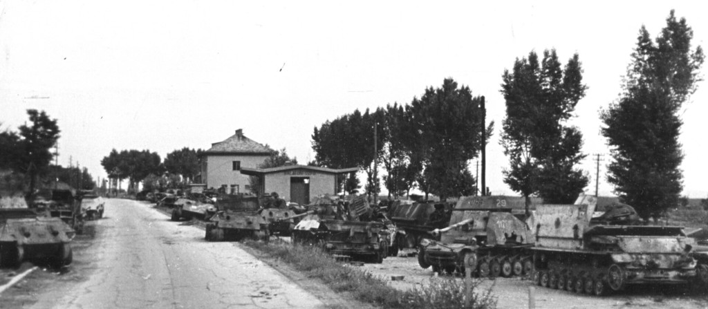 Elhagyott német és a szovjet páncélos járművek Balatonfűzfő vasútállomás mellett