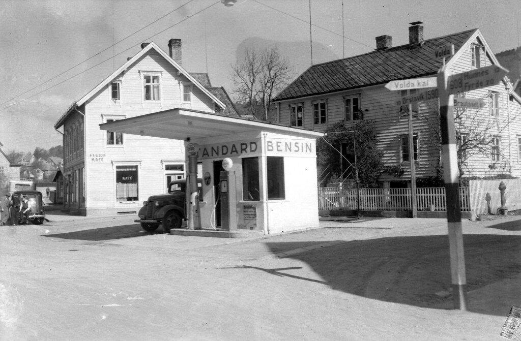 Bensinstasjonen på sentralplassen i Halkjelsgata (Gatå) i Volda sentrum