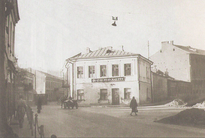 Улица Немига, направо уходит улица Островского