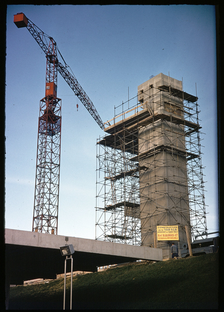 Aéroport de Paris-Orly, la construction de la tour du poste de contrôle