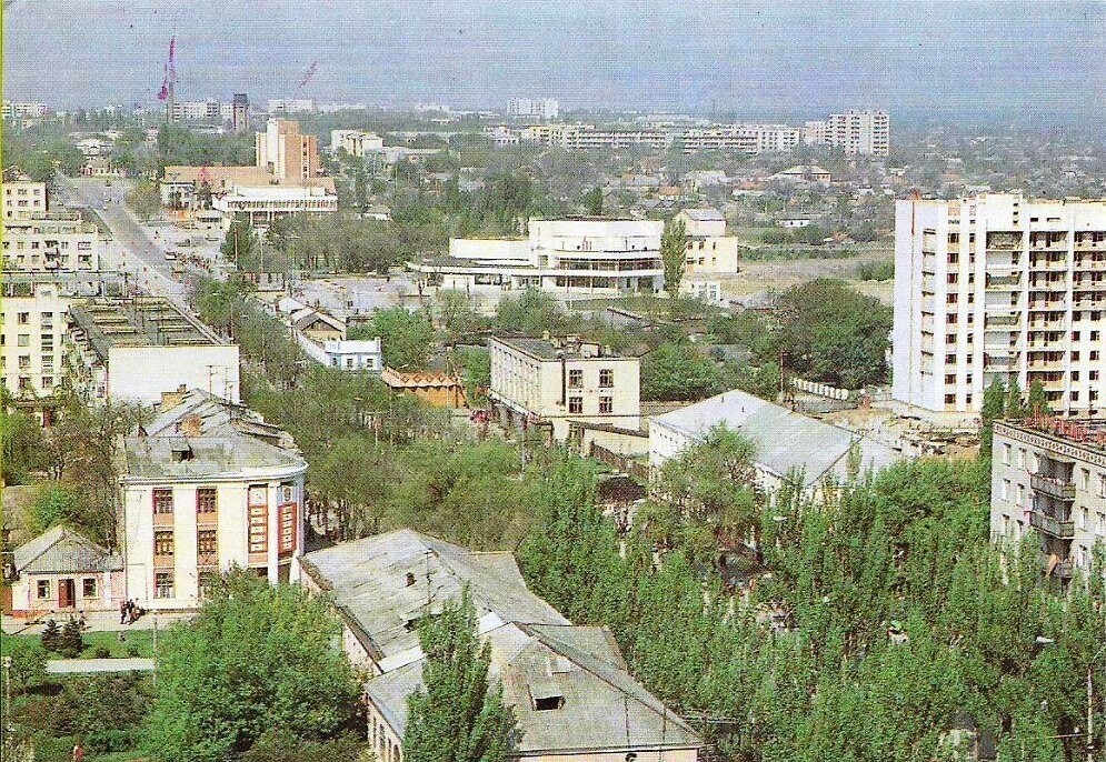 Vedere din centrul orașului, cu clădiri înalte în construcție