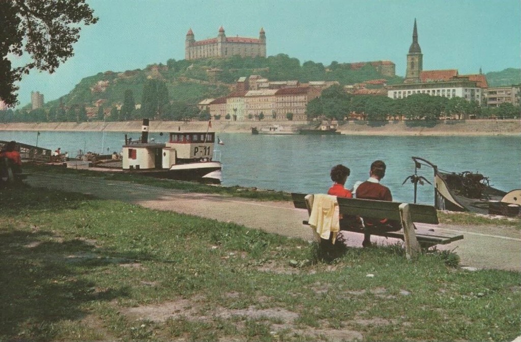Dunajské nábrežie s hradom