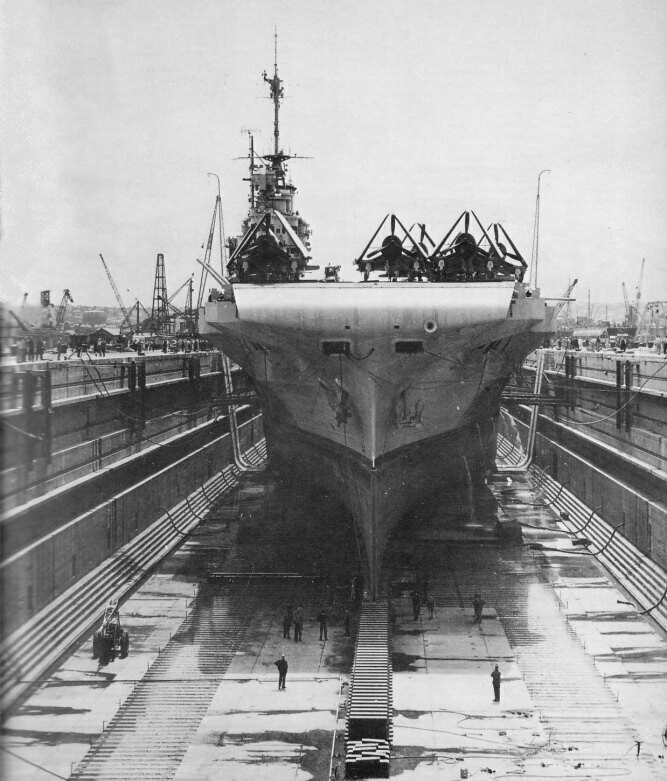 The docking of the British aircraft carrier (2)