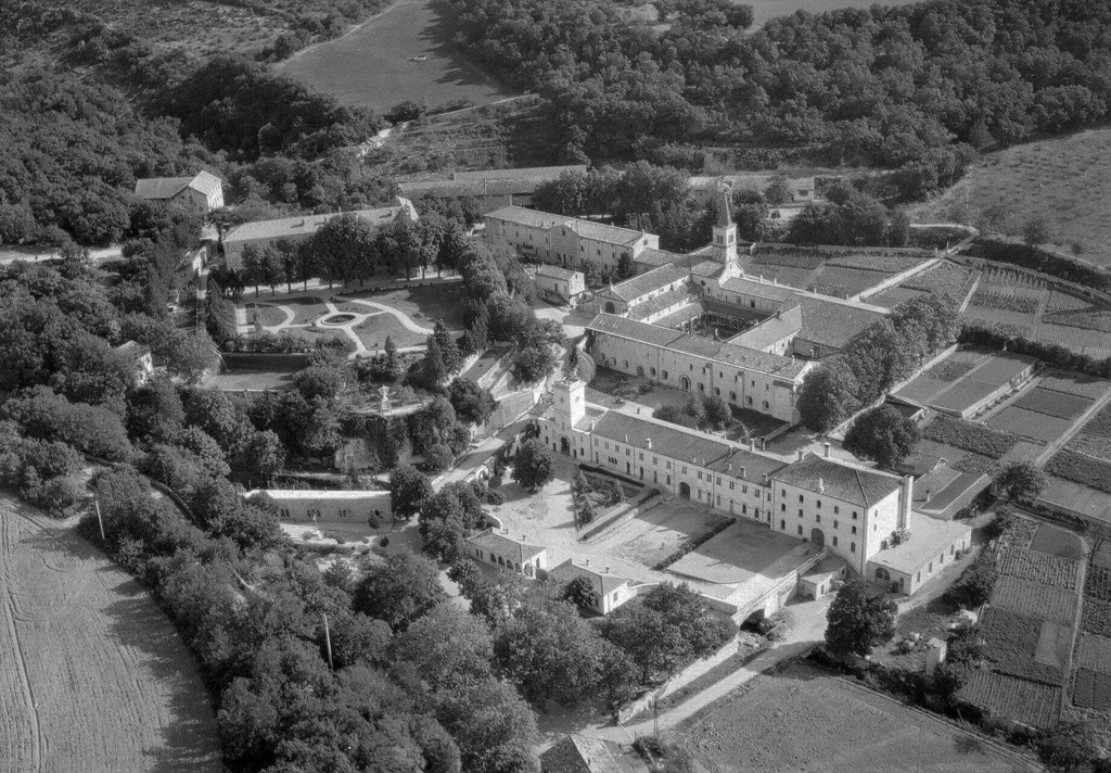 Montjoyer. Vue aérienne de l'abbaye Notre Dame d'Aiguebelle