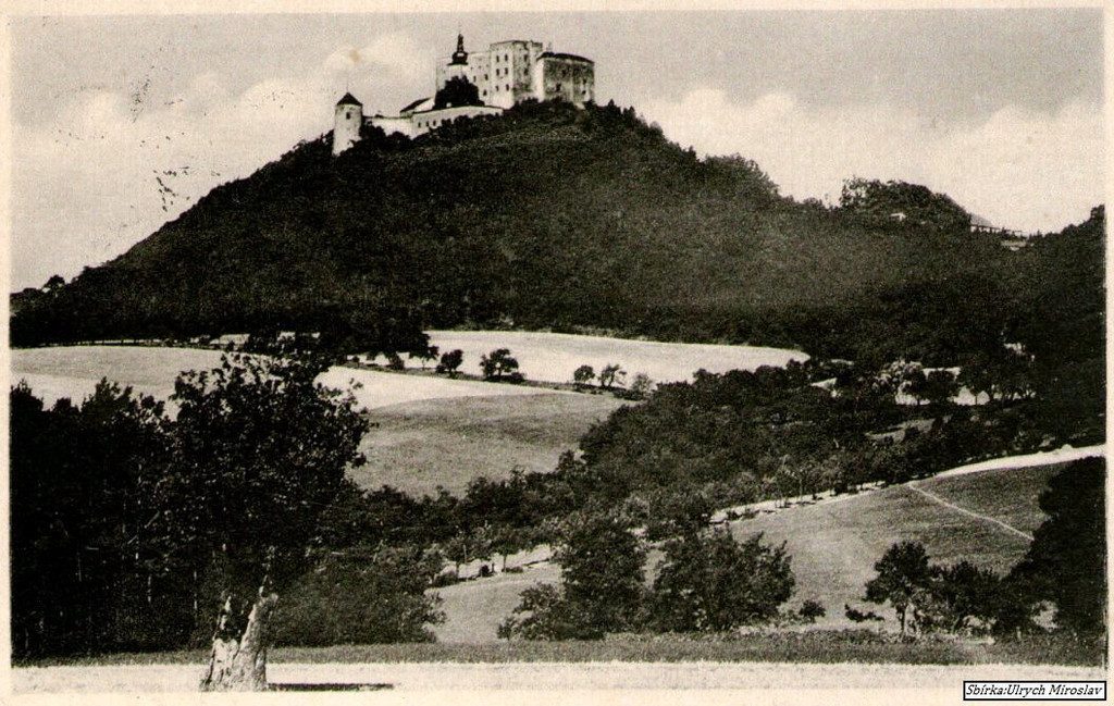 Pohled na hrad a pěšinku od Buchlovic