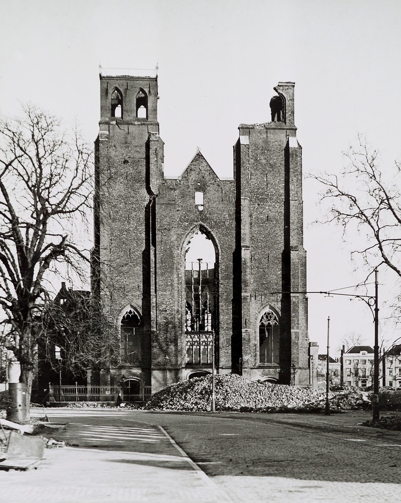 St. Walburgiskerk. Overzicht westgevel katholieke kerk met oorlogsschade