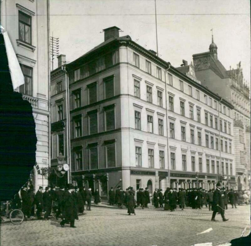 Gustav Adolfs torg, Regeringsgatan