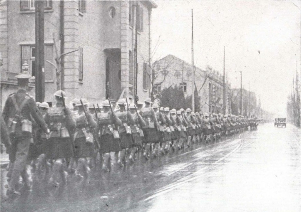 外国军队在街上游行
