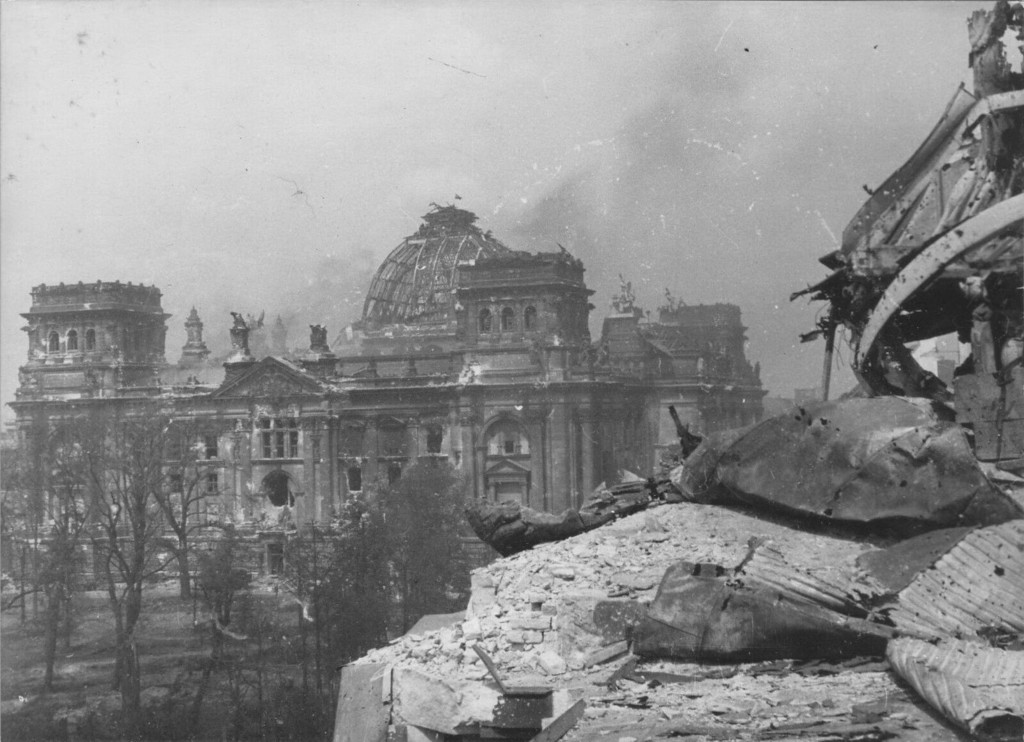 Blick auf das besiegte Reichstagsgebäude vom Dach des Brandenburger Tors