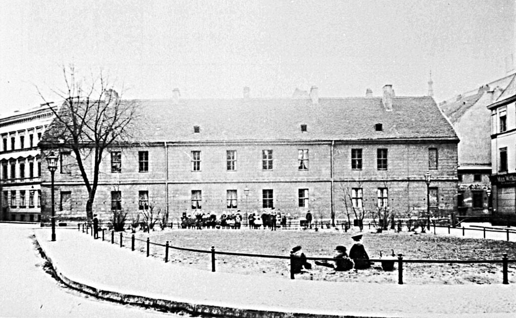 Georgenhospital (Georgenkirchplatz 33-35)