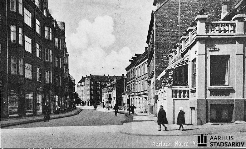 Nørre Allé set fra hjørnet ved Ny Munkegade. Til højre i billedet Café Alleenberg