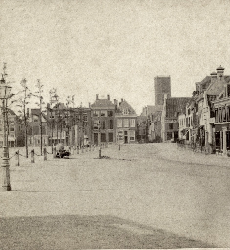 Gezicht op het Vredenburg, met op de achtergrond de ingang van de Korte Viestraat